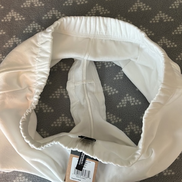 NWT Women’s North Face Shorts - Picture 7 of 8